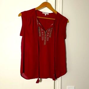 Women’s short sleeve maroon-colored blouse, patterned collar, size M